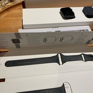 Apple Watch Series 5 GPS only. 
44 mm 
Comes with six extra bands